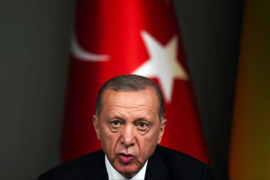 Zudem liess Erdogan ukrainische Asow-Kommandeure aus der Türkei in die Ukraine reisen – obwohl mit Russland etwas anderes abgemacht war. Hier spricht Erdogan an einer Konferenz mit Selenskyj am 8. Juli 2023 in Istanbul (TUR).