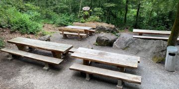 Neue Sitzgelegenheiten beim Blitzstein in Fällanden