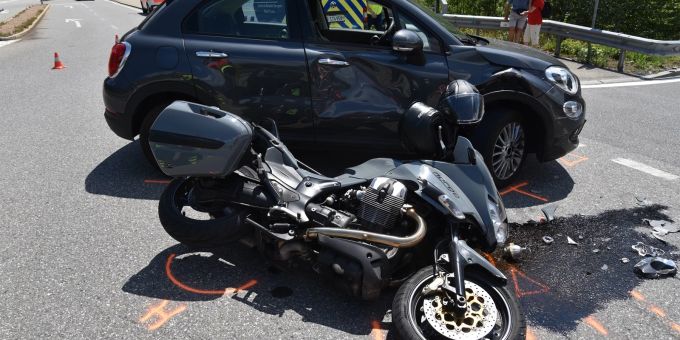 Sils im Domleschg: Verletzte Motorrad-Doppelbesetzung nach Kollision mit Personenwagen Kollision A13