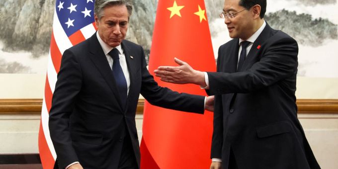 US-Aussenminister Antony Blinken (l) trifft sich mit dem chinesischen Aussenminister Qin Gang im Pekinger Staatsgästehaus Diaoyutai. blinken