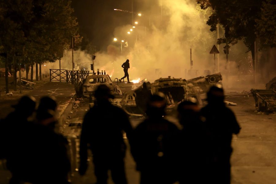 Die Polizei nahm in der Nacht hunderte Meneschen fest.