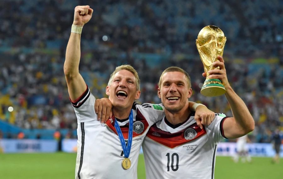 Lukas Podolski (rechts) wurde mit Deutschland 2014 Weltmeister.