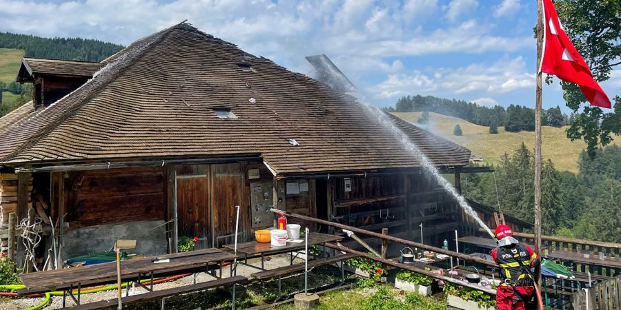 Brand in einer Alphütte