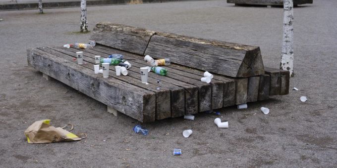 Müll liegt auf einer Bank am Turbinenplatz in Zürich. (Archivbild) Müll