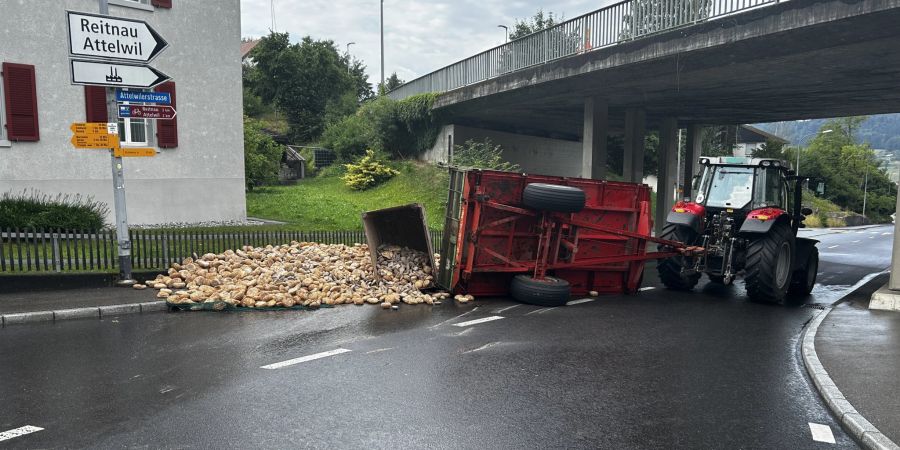 Moosleerau: Anhänger gekippt