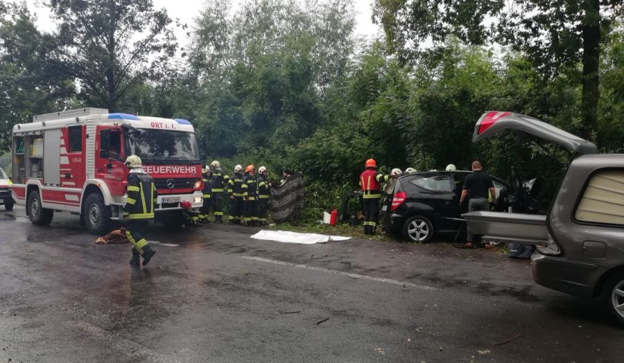 Als die Einsatzkräfte die Unfallstelle erreichen, wird die Frau postwendend ins nächste Spital transportiert.