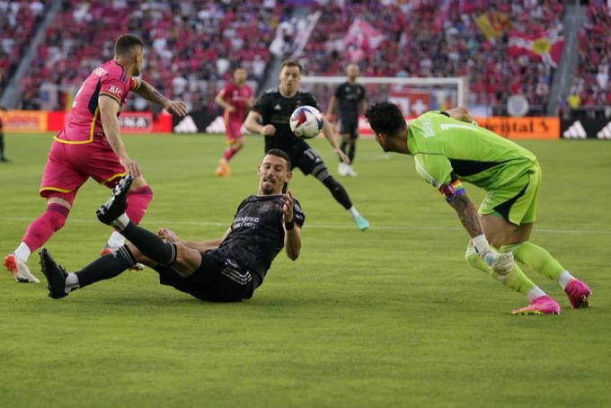 Roman Bürki (rechts) ist Captain bei St. Louis (Archivbild). MLS