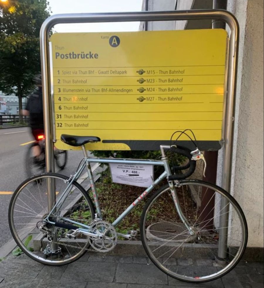 In Thun BE kettet eine Person ihr Velo an bester Lage an eine Bushaltestelle und schreibt dieses zum Verkauf aus.