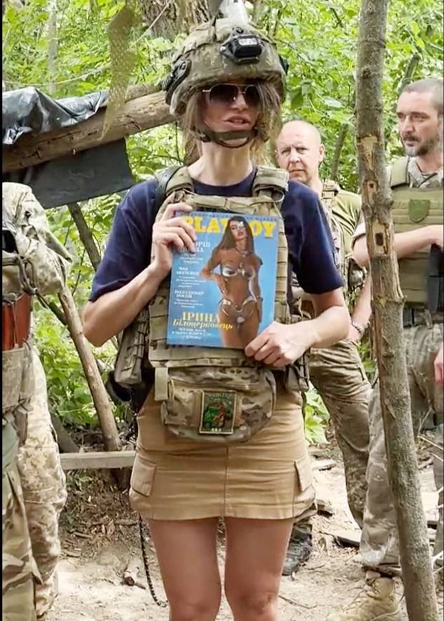 Hier hält das Model in Militärmontur stolz die Erotikzeitschrift in der Hand.