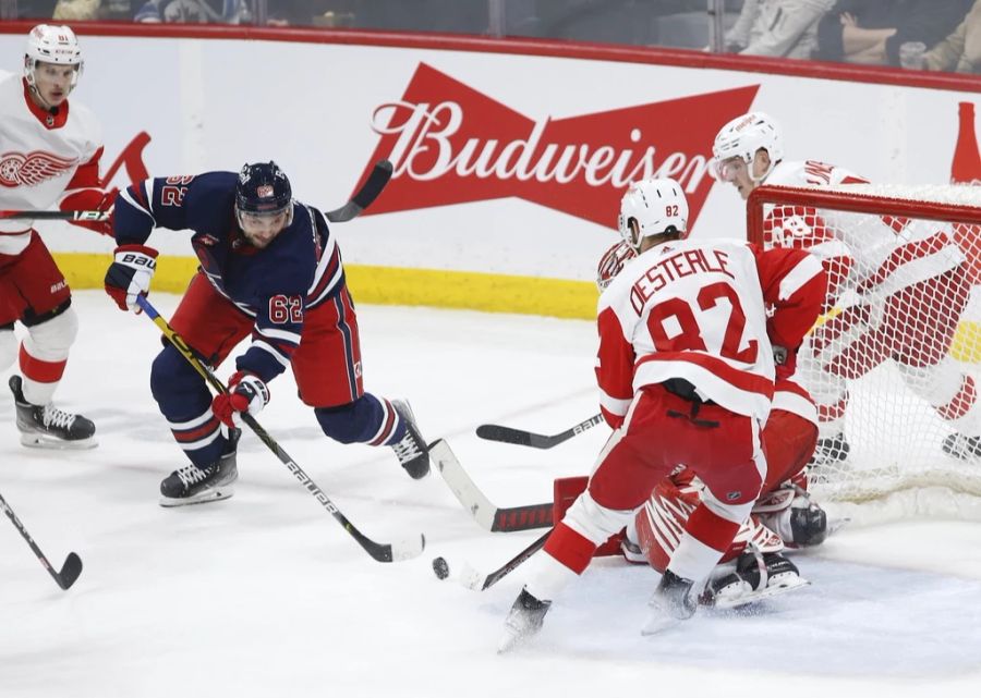 Im Oktober geht Nino Niederreiter (l.) dann wieder in der NHL auf Torejagd.