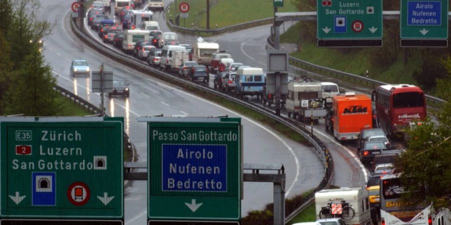 Auch vor dem Gotthard-Südportal kommt es regelmässig zu längeren Staus. (Archivbild)