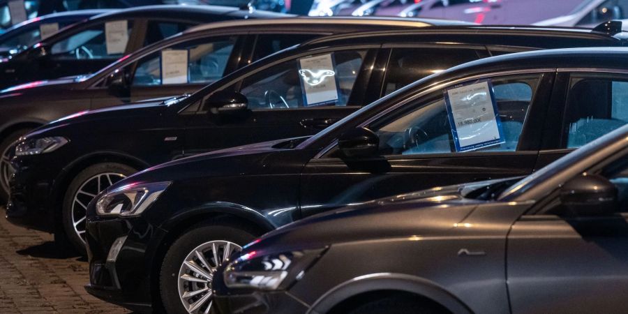 Neuwagen in einem Ford-Autohaus: Das Kraftfahrtbundesamt veröffentlicht die Zahlen für Neuzulassungen.