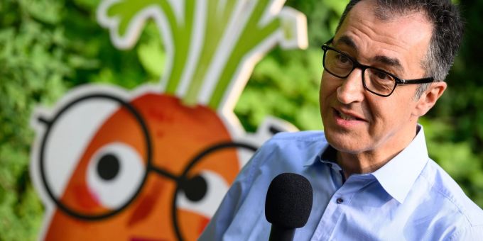 Gesetzespläne von Agrarminister Cem Özdemir (Grüne) sehen vor, dass Produkte mit zu viel Zucker, Fett und Salz zu bestimmten Tageszeiten nicht mehr im Fernsehen beworben werden dürfen. Gesetzespläne von Agrarminister Cem Özdemir (Grüne) sehen vor, dass Produkte mit zu viel Zucker, Fett und Salz zu bestimmten Tageszeiten nicht mehr im Fernsehen beworben werden dürfen.