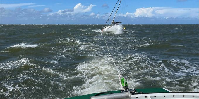 Die gestrandete Yacht musste abgeschleppt werden. Yacht