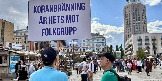 Ein Mann hält in Stockholm ein Schild mit der Aufschrift «Koranbränning är hets mot folkgrupp» (Koranverbrennung ist Hetze gegen Bevölkerungsgruppen). (Archivbild) Steffen Trumpf/dpa Protest