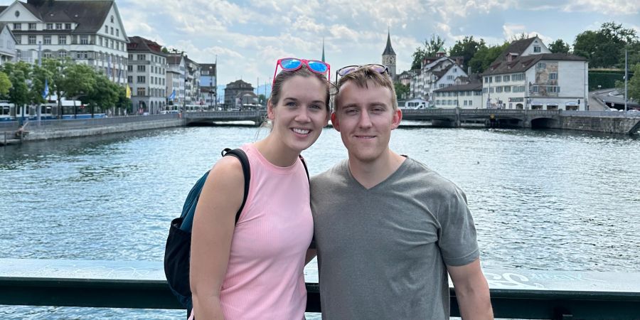 Lizzy (27) und Noah (28) aus den USA sehen in der Brücke auch eine Touristen-Attraktion und finden, die Stadt solle die Tradition weiterhin ermöglichen.