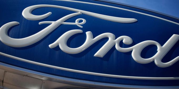 Das Ford-Firmenlogo auf einem Schild. Das Ford-Firmenlogo auf einem Schild.