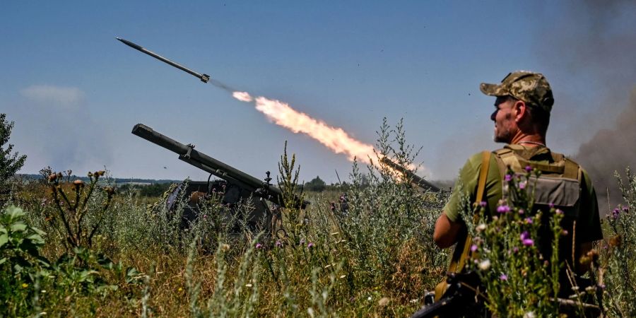 Soldaten einer separaten Brigade der Territorialen Verteidigung aus Dnipro feuern Partizan-Raketenwerfer auf russische Stellungen.