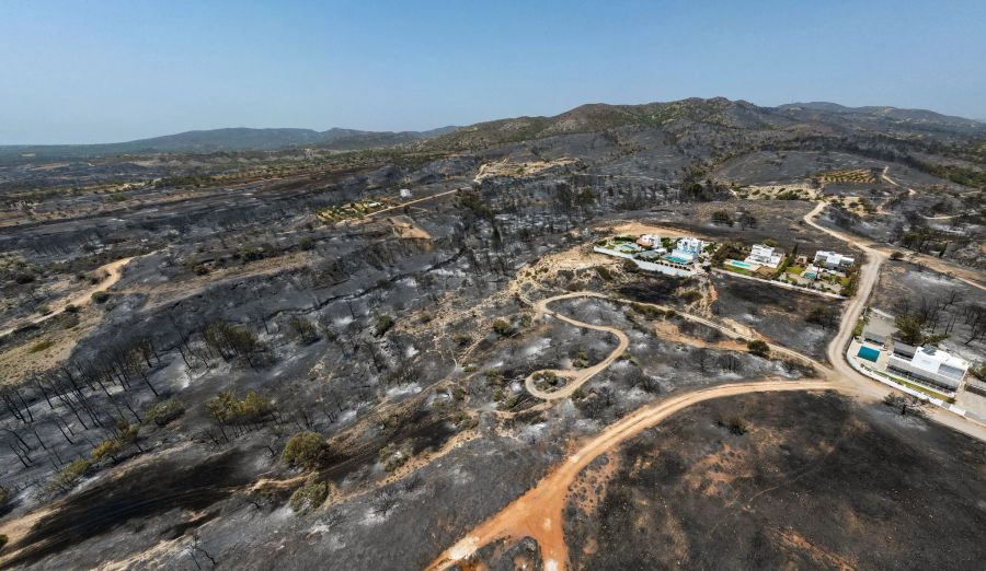 Luftbilder aus der Ortschaft Gennadi zeigen die Spuren des Feuers auf der Ferieninsel Rhodos.