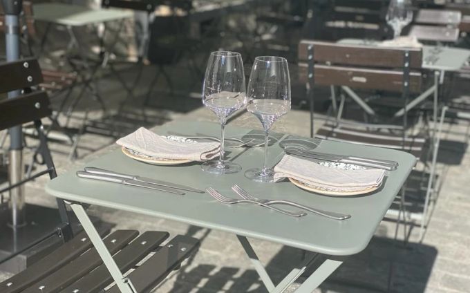 Das Restaurant Sua hat einen gemütlichen Aussenbereich in der Berner Münstergasse. Restaurant