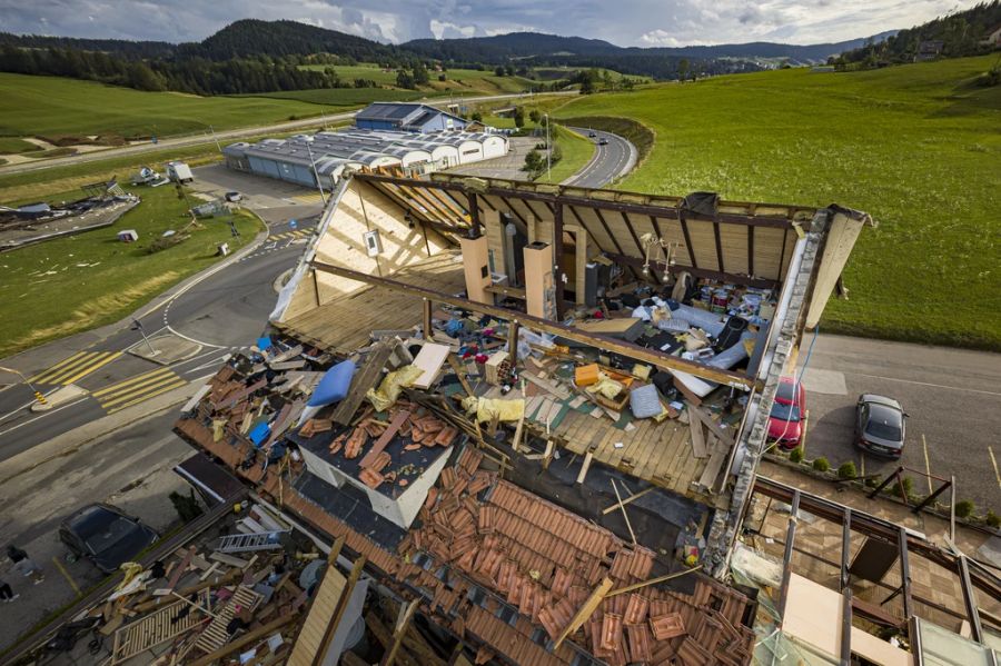 Ein zerstörtes Haus in La Chaux-de-Fonds nach dem Tornado.