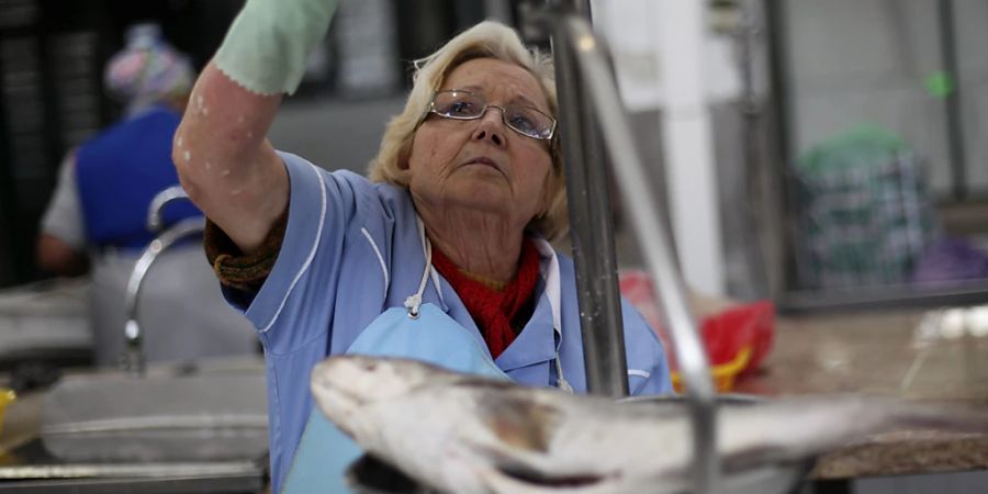 Eine portugiesische Fischhändlerin auf dem Markt in Lissabon. (Archivbild)