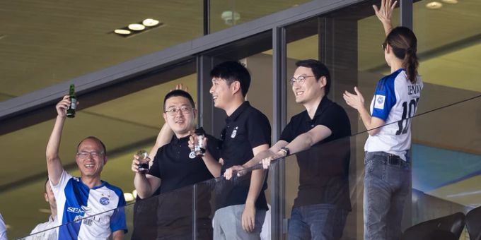 Noch-Besitzerin Jenny Wang (r.), Ehemann Guo Guangchang, der Gründer des Milliarden-Konzerns Fosun (4.v.l.) und Sky Sun, Präsident von GC (2.v.r.) beim Spiel GC gegen Lugano im Juli 2022. GC