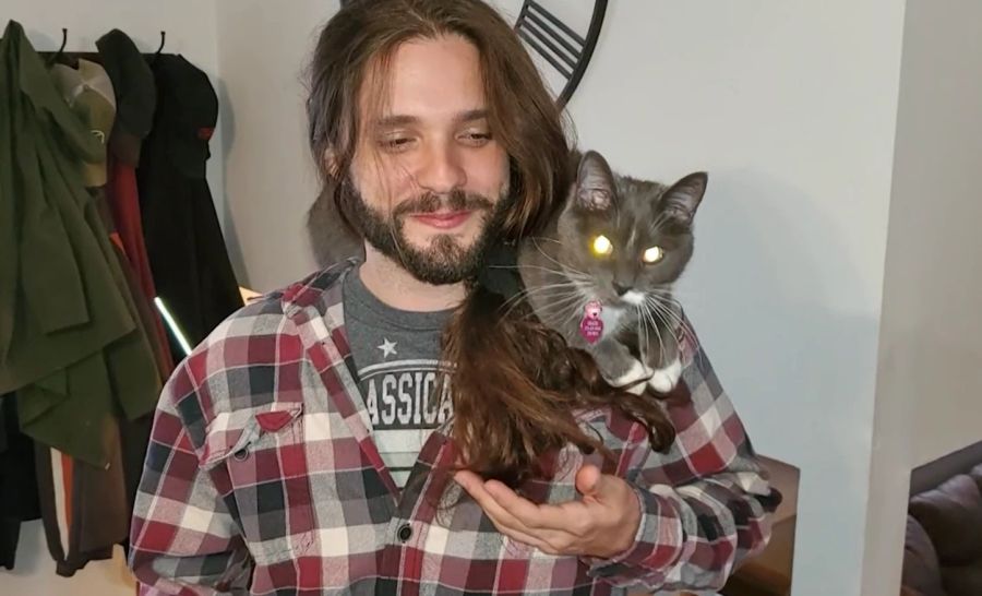 Michael Kohlhof mit seiner Katze vor dem Flohbiss.