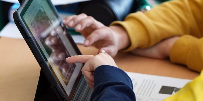 Schüler einer Klasse der Berliner Hunsrück-Grundschule lösen im Unterricht an einem Tablet eine Aufgabe. Tablet Unterricht