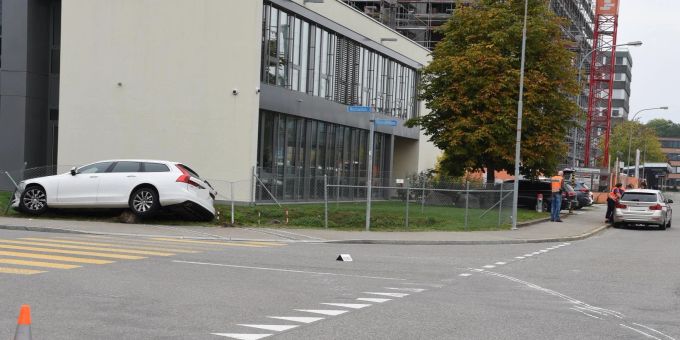 Endlage des verunfallten Personenwagens. Zürich
