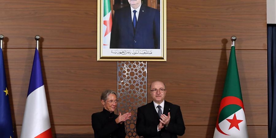Die französische Premierministerin Elisabeth Borne mit ihrem algerischen Amtskollegen Aymen Benabderrahmane. Born ist auf einer zweitägigen Algerienreise, um das Verhältnis der beiden Nationen zu kitten.