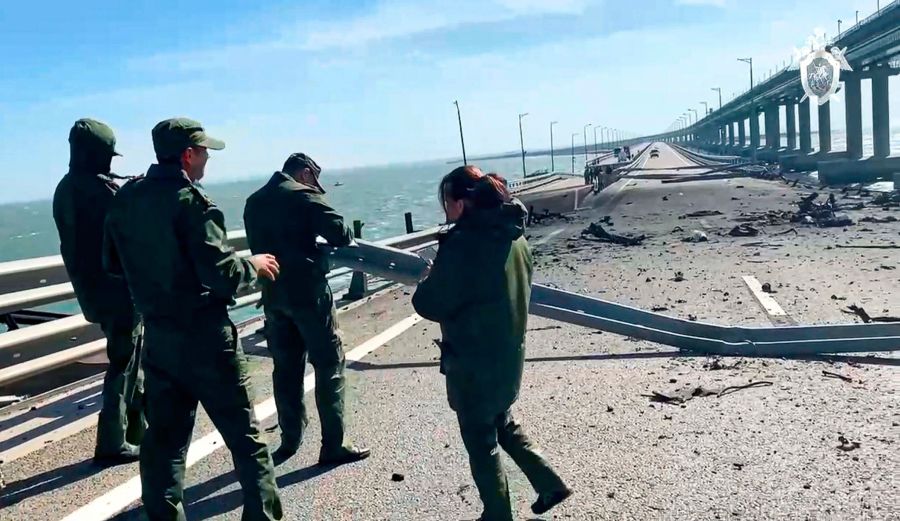 Russische Ermittler inspizieren die Schäden an der Krim-Brücke.