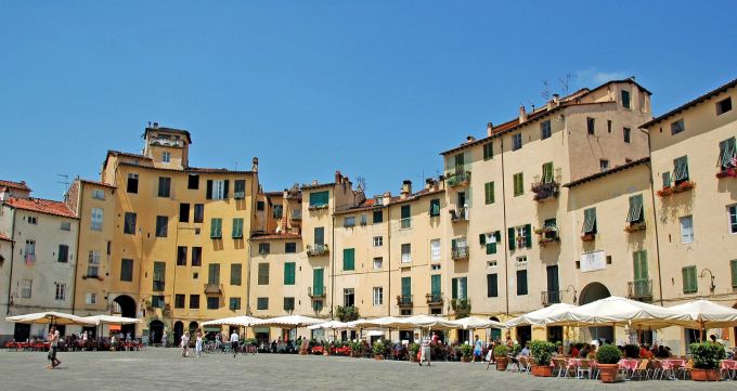 Die Piazza dell' Anfiteatro in Lucca. Lucca