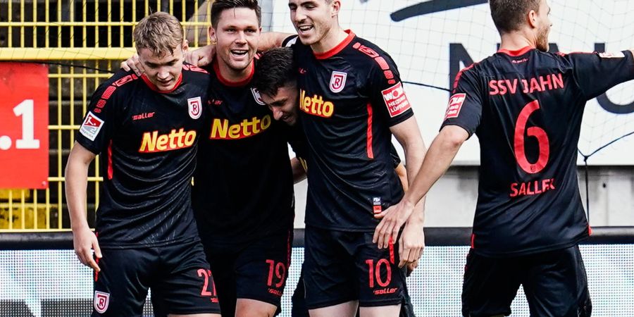 Regensburgs Torschütze Andreas Albers (2.v.l.) jubelt mit Mannschaftskollegen über das Tor zum 1:0.