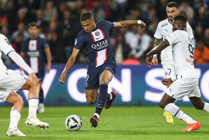 Kylian Mbappé wird wohl auch 2023 in Paris spielen. Angebliche Wechselabsichten im Winter verneint er. Kylian Mbappé