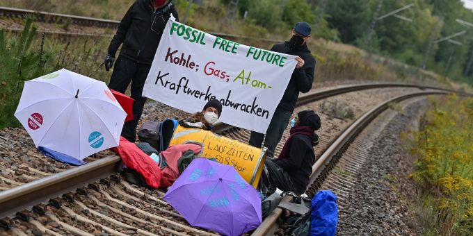 Klimaaktivisten blockieren am 19. September eine Gleisverbindung für den Transport von Braunkohle zum Kraftwerk Jänschwalde. Klimaaktivisten blockieren am 19. September eine Gleisverbindung für den Transport von Braunkohle zum Kraftwerk Jänschwalde.
