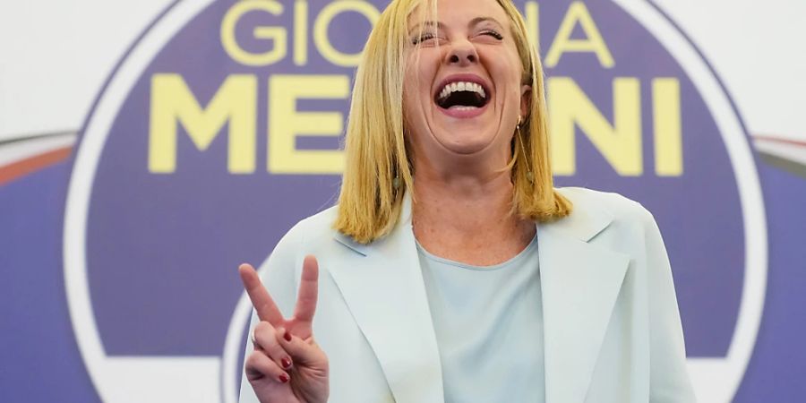 Giorgia Meloni, Vorsitzende der rechtsradikalen Partei Fratelli d'Italia (Brüder Italiens), macht das Siegeszeichen in der Wahlkampfzentrale ihrer Partei. Foto: Gregorio Borgia/AP/dpa