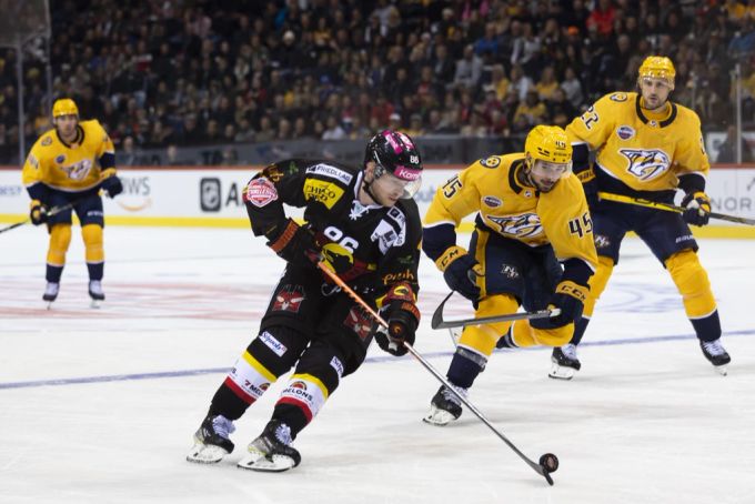 Berns Joël Vermin behauptet den Puck gegen Alexandre Carrier von Nashville. Nashville