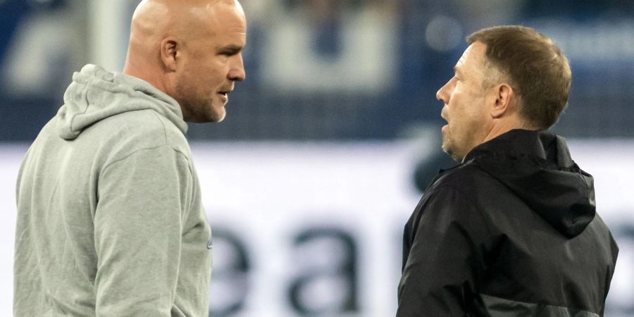 Schalkes Sportdirektor Rouven Schröder (l) und Trainer Frank Kramer unterhalten sich nach dem Spiel.