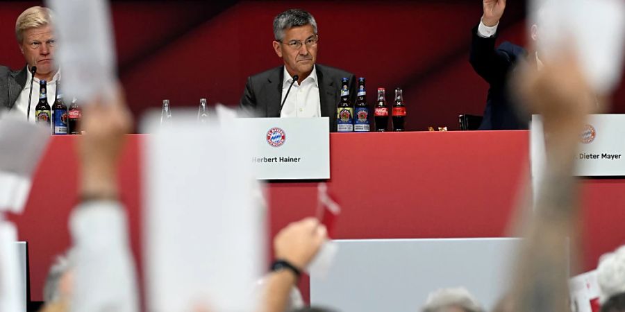 Wegen einer Bombendrohung kurz nach dem Ende der Jahreshauptversammlung des FC Bayern München ist am späten Samstagabend die Veranstaltungshalle geräumt worden. Knapp zwei Stunden später wurde der Audi Dome dann wieder freigegeben, wie die Bild-Zeitung berichtete.