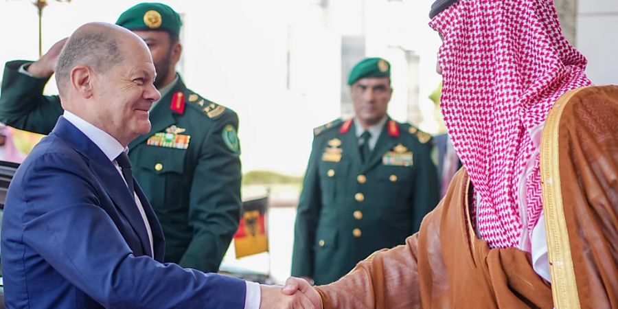 Bundeskanzler Olaf Scholz (l, SPD) wird vom Kronprinzen des Königreichs Saudi-Arabien Mohammed bin Salman vor dem Al-Salam-Palast empfangen. Neben Saudi-Arabien besucht der Kanzler die Vereinigten Arabischen Emirate und Katar. Foto: Kay Nietfeld/dpa