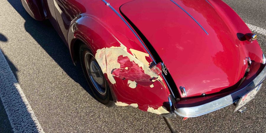 Niederlenz: Oldtimer kollidiert mit Randleitplanke