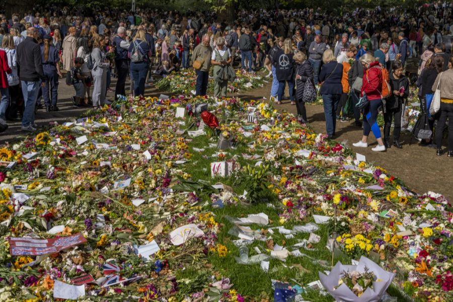 Die Anteilnahme im Königreich ist nach dem Tod der Queen riesig: Am Montag werden bis zu eine Million Menschen in London erwartet.