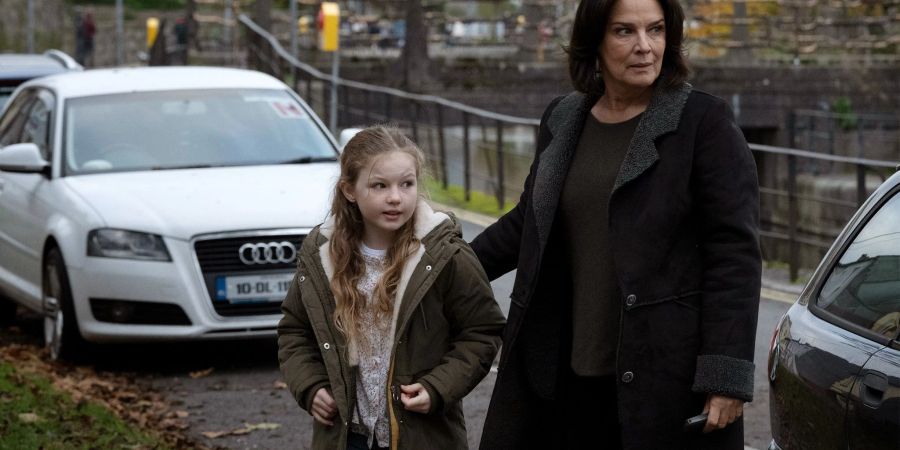 Cathrin Blake (Désirée Nosbusch, r) mit Maisie, der Tochter ihrer Patientin (Molly McCann), in einer Szene des Films  «Der Irland-Krimi: Familienbande».