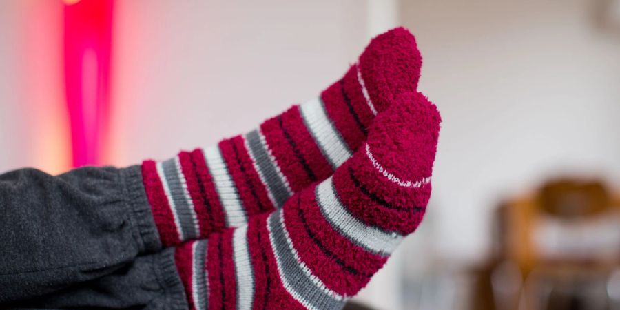 Dicke Wintersocken schützen vor kalten Füssen. Warme Kleidung für zu Hause ist derzeit angesagt.