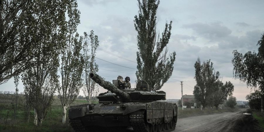 Ukrainische Soldaten fahren einen Panzer auf dem Weg nach Sewersk.