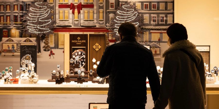 Zum Weihnachtsfest will fast die Hälfte der Bundesbürger einer Umfrage zufolge dieses Jahr sparen.