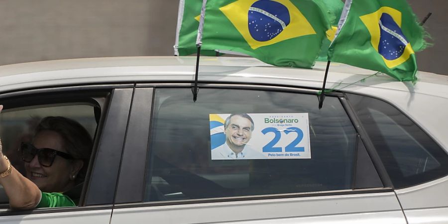 Die Genfer Polizei hat in einem Wahllokal gegen Anhänger des amtierenden brasilianischen Präsidenten Jair Bolsonaro und dessen Herausforderer Lula da Silva einschreiten müssen. Beide Gruppen waren aufeinander losgegangen.