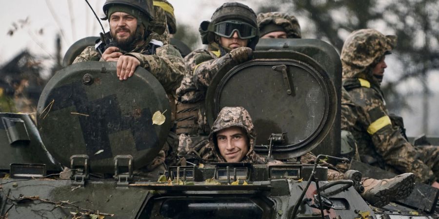 Ukrainische Soldaten fahren in der Region Donezk auf einem Schützenpanzer.