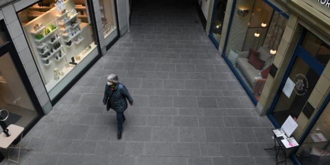 Frau in Münchner Einkaufszentrum Frau in Münchner Einkaufszentrum